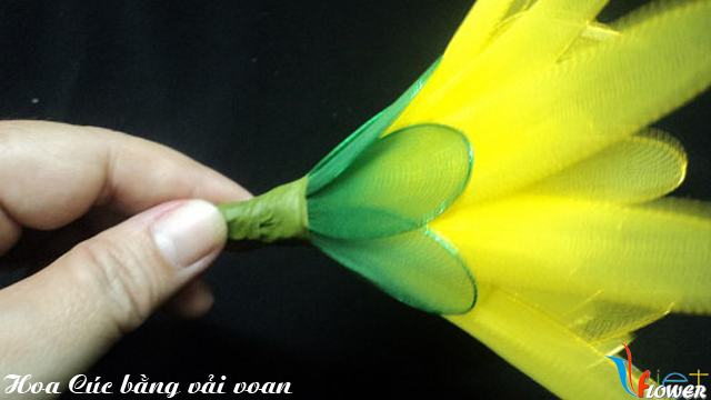 Làm hoa cúc đại đoá bằng vải voan - bước 12