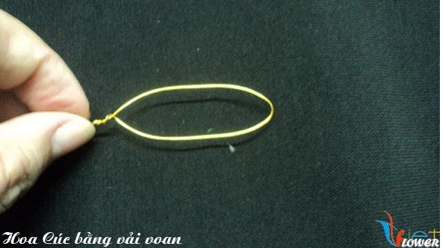 Làm hoa cúc đại đoá bằng vải voan - bước 1