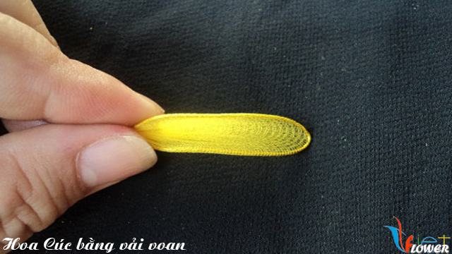 Làm hoa cúc đại đoá bằng vải voan - bước 3