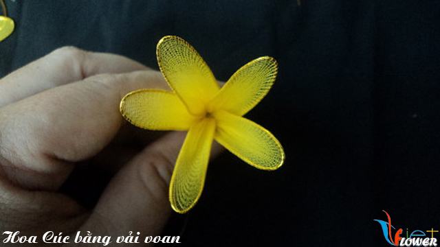 Làm hoa cúc đại đoá bằng vải voan - bước 4