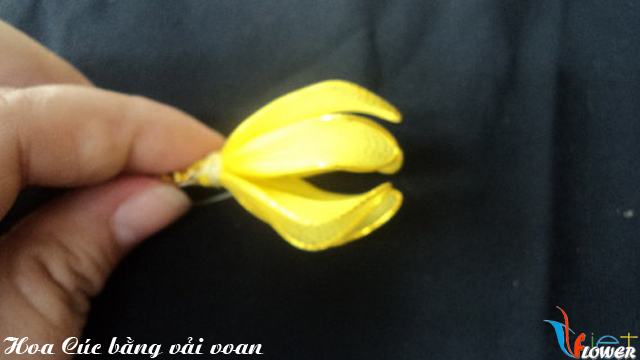 Làm hoa cúc đại đoá bằng vải voan - bước 5
