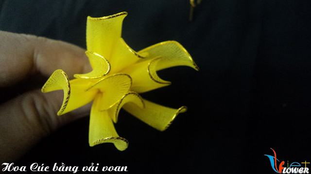Làm hoa cúc đại đoá bằng vải voan - bước 7